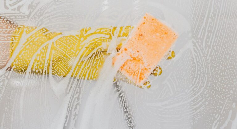 Nettoyage d'une paroi de douche avec une éponge