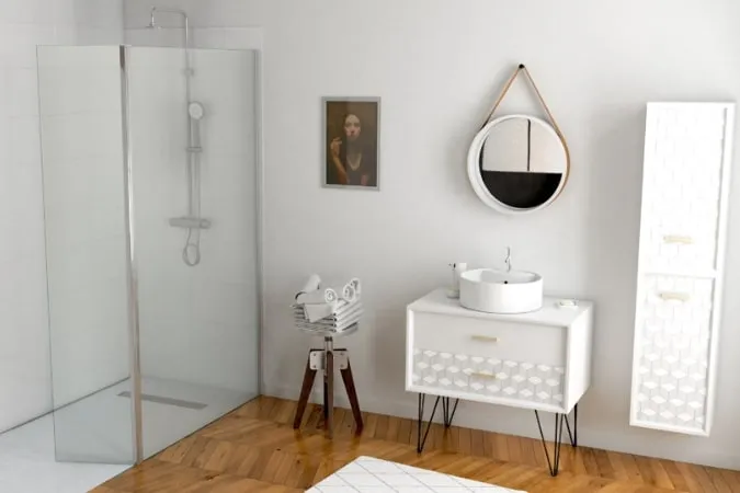 Salle de bain avec douche et meubles blancs