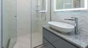 Salle de bain avec douche ouverte