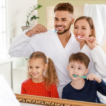 famille se brossant les dents