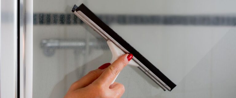 Nettoyer paroi de douche