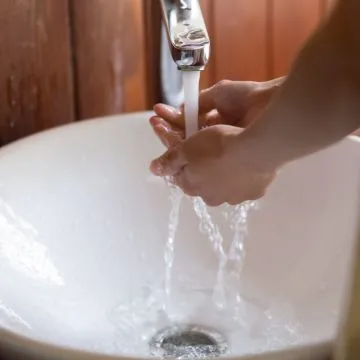 Vasque ronde blanche et mains