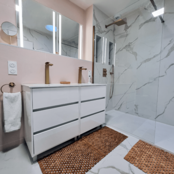 meuble salle de bain sur pieds double vasque encastrées blanc laqué miroir paroi de douche serviettes tapis