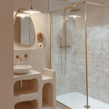 paroi de douche dorée